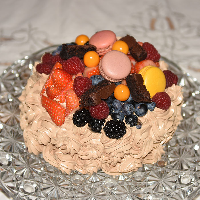 Idas Sjokoladekake med friske bær Ingredienser: Kakebunnen: 400 g Sukker (ca. 5 dl) 325 g Hvetemel (ca. 2 dl) 80 g Kakaopulver (ca. 2 ½ dl) 2 ts Bakepulver 2 ts Vaniljesukker 225 g Smør ½ dl Olje (nøytral) 4 Egg (romtempererte) 2 ¼ dl Melk 2 ¼ dl Kaffe (varm) Jordbærmousse: 500 g Jordbær (frosne) 6 pl Gelatin 3 ss Vann (kokende) 3 ss Sitron 3 dl Fløte 3 Egg 6 – 9 ss Sukker (ca. 1 dl) Pynt: 4 ss Smør 300 g Melis 1 ss Kakao 1 ts Vaniljesukker 3 ss Kaffe (sterk) Topping og dekorasjon: Bær (blandete) https://heidisboble.no/ @heidisboble