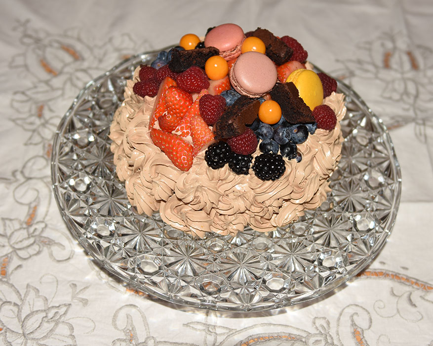 Idas Sjokoladekake med friske bær Ingredienser: Kakebunnen: 400 g Sukker (ca. 5 dl) 325 g Hvetemel (ca. 2 dl) 80 g Kakaopulver (ca. 2 ½ dl) 2 ts Bakepulver 2 ts Vaniljesukker 225 g Smør ½ dl Olje (nøytral) 4 Egg (romtempererte) 2 ¼ dl Melk 2 ¼ dl Kaffe (varm) Jordbærmousse: 500 g Jordbær (frosne) 6 pl Gelatin 3 ss Vann (kokende) 3 ss Sitron 3 dl Fløte 3 Egg 6 – 9 ss Sukker (ca. 1 dl) Pynt: 4 ss Smør 300 g Melis 1 ss Kakao 1 ts Vaniljesukker 3 ss Kaffe (sterk) Topping og dekorasjon: Bær (blandete) https://heidisboble.no/ @heidisboble