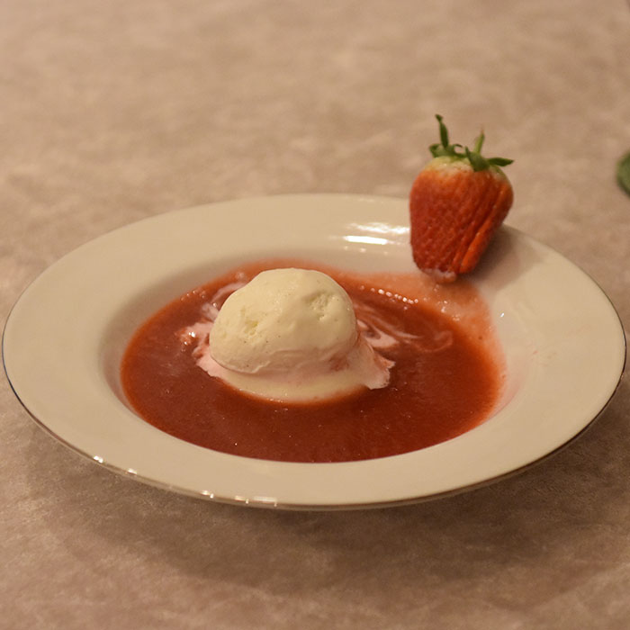 Jordbærsuppe med pannacotta Ingredienser: 500 g Jordbær (frosne) 1 Eple (skrelt og skjært i biter) 1 ss Sitronsaft 2 ½ dl Vann 1 ss Honning Pynt: Jordbær (ferske) Krem (pisket) Pannacotta plain Ingredienser: 3 plater Gelatin 2 ½ dl Melk 2 ½ dl Kremfløte 1 ss Vaniljesukker (eller ½ vaniljestang) 25 g Sukker https://heidisboble.no/ @heidisboble