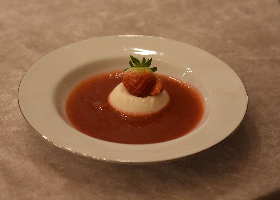 Jordbærsuppe med pannacotta Ingredienser: 500 g Jordbær (frosne) 1 Eple (skrelt og skjært i biter) 1 ss Sitronsaft 2 ½ dl Vann 1 ss Honning Pynt: Jordbær (ferske) Krem (pisket) Pannacotta plain Ingredienser: 3 plater Gelatin 2 ½ dl Melk 2 ½ dl Kremfløte 1 ss Vaniljesukker (eller ½ vaniljestang) 25 g Sukker https://heidisboble.no/ @heidisboble
