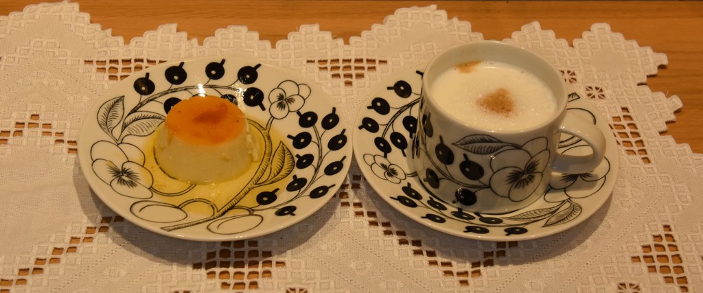 Flan – Spansk karamellpudding Ingredienser: 5 dl H-melk ½ Appelsin (skall og saft) 1 ts Vaniljesukker 175 g Sukker Smør (til formen) 3 Egg 2 Eggeplommer https://heidisboble.no/ @heidisboble