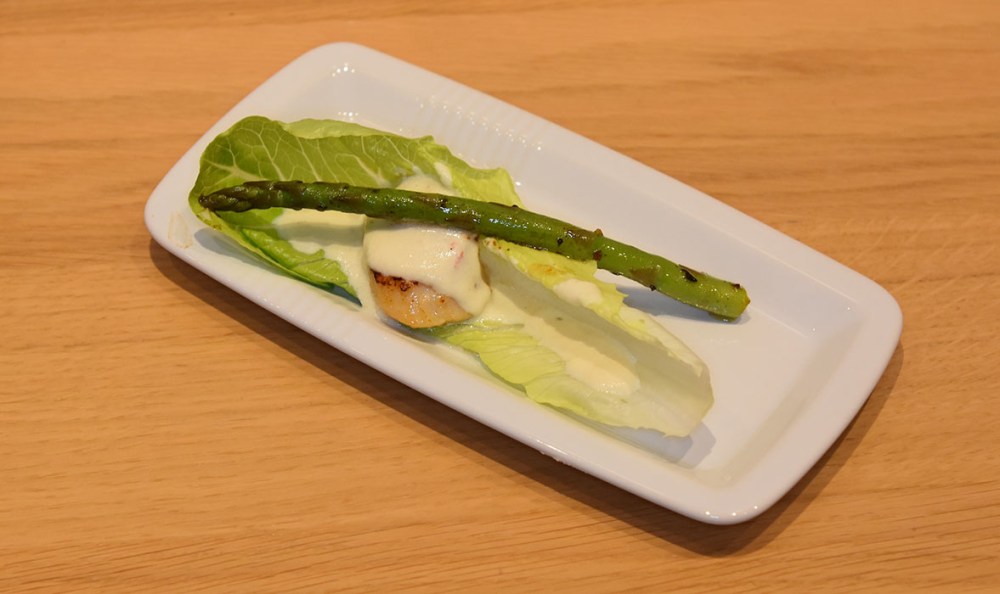 Kamskjell med chili, hvitløk og asparges Ingredienser 12 Kamskjell 12 Asparges Marinade 1 Chili, rød 2 Hvitløk 1 dl Solsikkeolje Saus 1 dl Fiskekraft (event. vann og buljong) 2 dl Matfløte 2 ss Smør Salt og pepper https://heidisboble.no/ @heidisboble