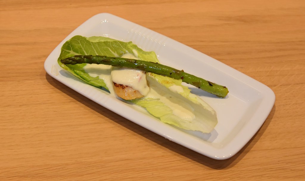 Kamskjell med chili, hvitløk og asparges Ingredienser 12 Kamskjell 12 Asparges Marinade 1 Chili, rød 2 Hvitløk 1 dl Solsikkeolje Saus 1 dl Fiskekraft (event. vann og buljong) 2 dl Matfløte 2 ss Smør Salt og pepper https://heidisboble.no/ @heidisboble