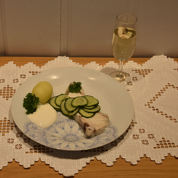 Kokt kveite med agurksalat Ingredienser: 800 g Kveite i skiver 2 liter Vann 2 dl Salt 8 - 12 Poteter 4 Gulerøtter Agurksalat Smør (smeltet) Rømme https://heidisboble.no/ @heidisboble