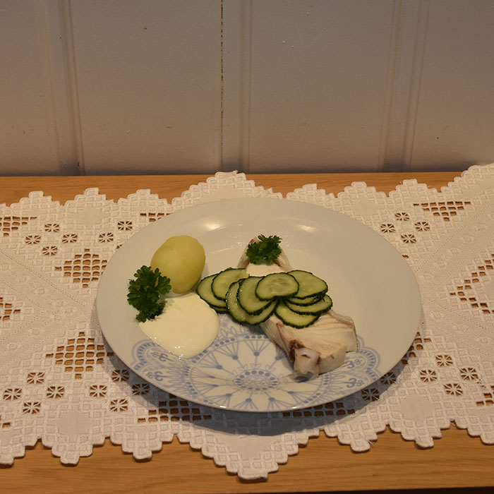 Kokt kveite med agurksalat Ingredienser: 800 g Kveite i skiver 2 liter Vann 2 dl Salt 8 - 12 Poteter 4 Gulerøtter Agurksalat Smør (smeltet) Rømme https://heidisboble.no/ @heidisboble