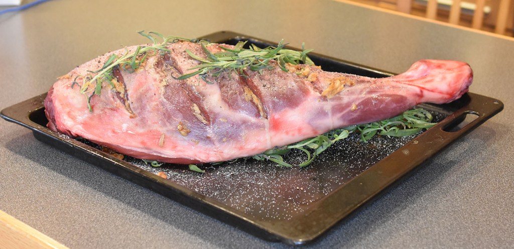 Lammelår - Hvitløk- og rosmarinlam med stekte poteter Ingredienser: 1 Lammelår (ca. 1.5 kg) 15 fedd Hvitløk Rosmarinkvister Salt Pepper Tilbehør: Nypoteter (skrubbet, men hele) 2 ½ dl Rødvin (fyldig) https://heidisboble.no/ @heidisboble