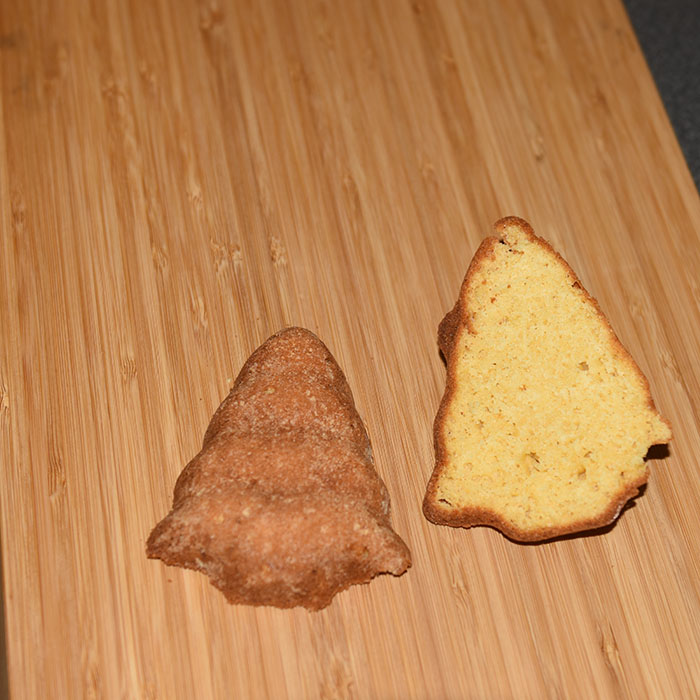 Maisbrød Ingredienser: 175 g Maismel (fint, eller gul polenta) 125 g Hvetemel 40 g Sukker 1 ss Bakepulver 2 ½ dl Mel (H-melk) 1 Egg 45 g Smør https://heidisboble.no/ @heidisboble