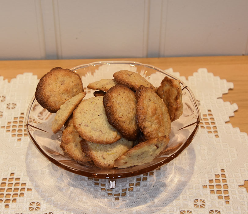 Mandelkjeks - Galletas de almendras Ingredienser: 75 g Smør (romtemperert) 75 g Sukker 60 g Hvetemel 10 g Mandler (malte) 40 g Finhakket 1 klype Salt (valgfritt) ½ Sitron (skall, fin raspet) 2 Eggehviter https://heidisboble.no/ @heidisboble
