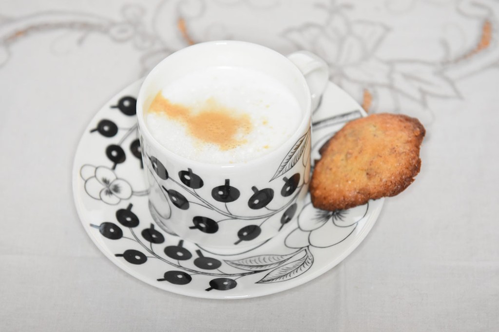 Mandelkjeks - Galletas de almendras Ingredienser: 75 g Smør (romtemperert) 75 g Sukker 60 g Hvetemel 10 g Mandler (malte) 40 g Finhakket 1 klype Salt (valgfritt) ½ Sitron (skall, fin raspet) 2 Eggehviter https://heidisboble.no/ @heidisboble