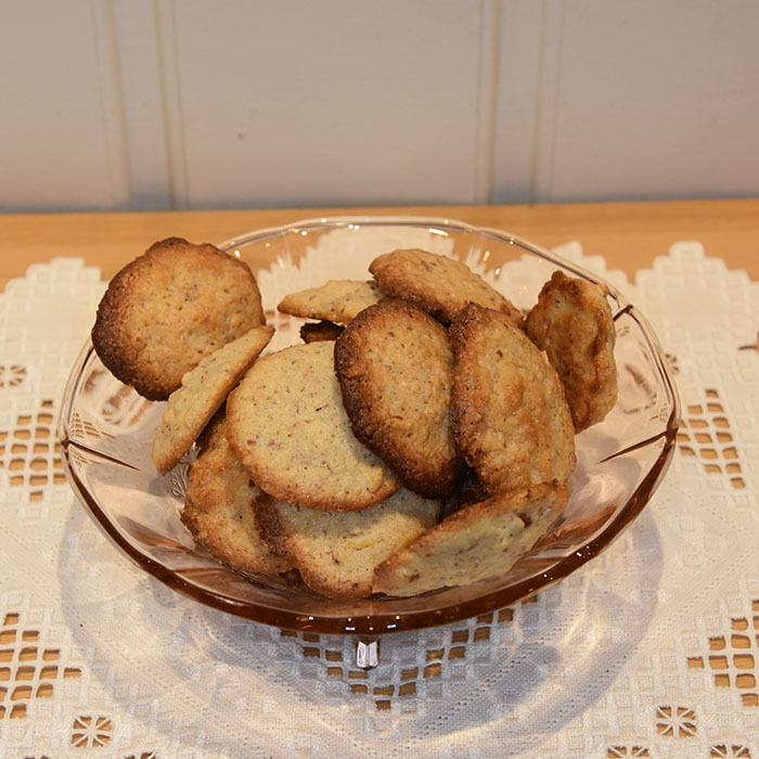 Mandelkjeks - Galletas de almendras Ingredienser: 75 g Smør (romtemperert) 75 g Sukker 60 g Hvetemel 10 g Mandler (malte) 40 g Finhakket 1 klype Salt (valgfritt) ½ Sitron (skall, fin raspet) 2 Eggehviter https://heidisboble.no/ @heidisboble