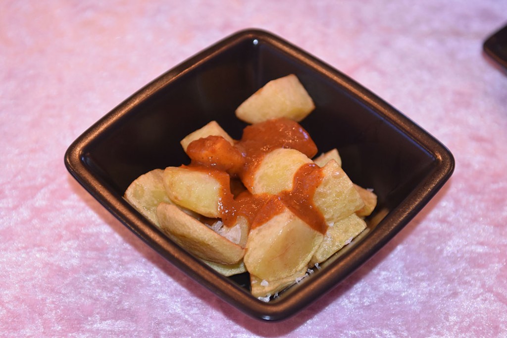 Patatas bravas Ingredienser: I kg Poteter Olje (oliven) Salt Salsa brava (Barva saus): 4 ss Olje (Oliven) 5 fedd Hvitløk 1 ss Hvetemel 1 ss Paprika 1 Paprika 2 ½ dl Kylling buljong 1 bx Tomater (hermetiske, hakkete) Salt https://heidisboble.no/ @heidisboble