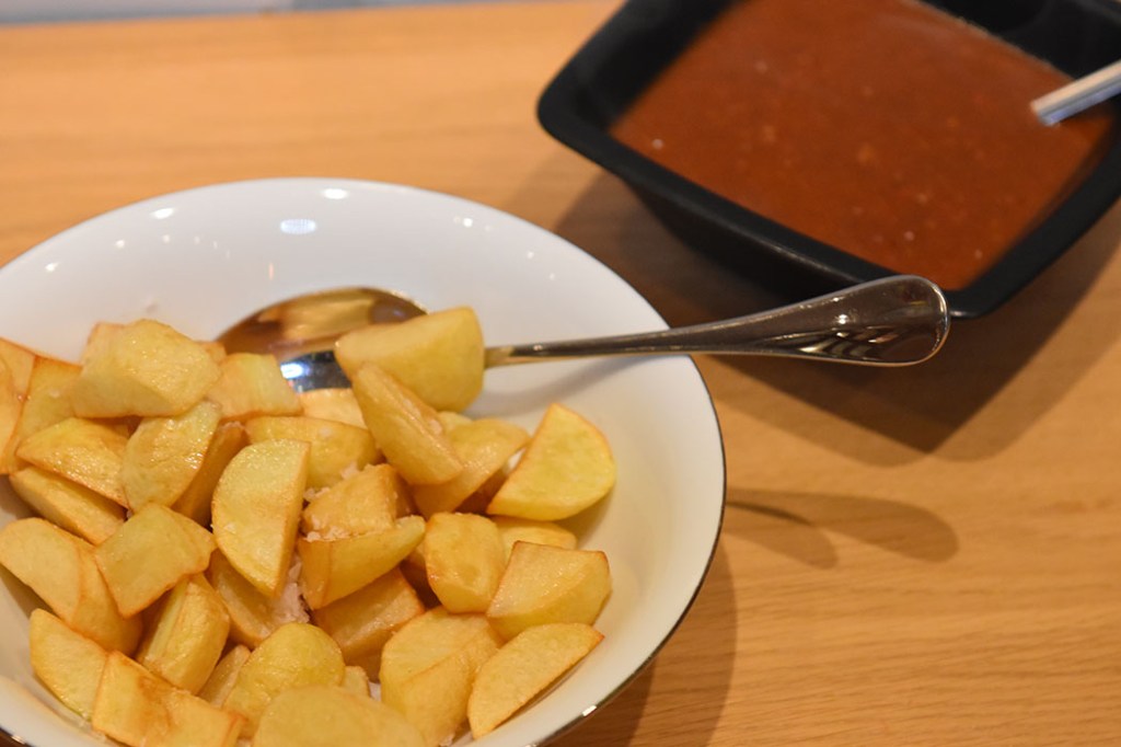 Patatas bravas Ingredienser: I kg Poteter Olje (oliven) Salt Salsa brava (Barva saus): 4 ss Olje (Oliven) 5 fedd Hvitløk 1 ss Hvetemel 1 ss Paprika 1 Paprika 2 ½ dl Kylling buljong 1 bx Tomater (hermetiske, hakkete) Salt https://heidisboble.no/ @heidisboble