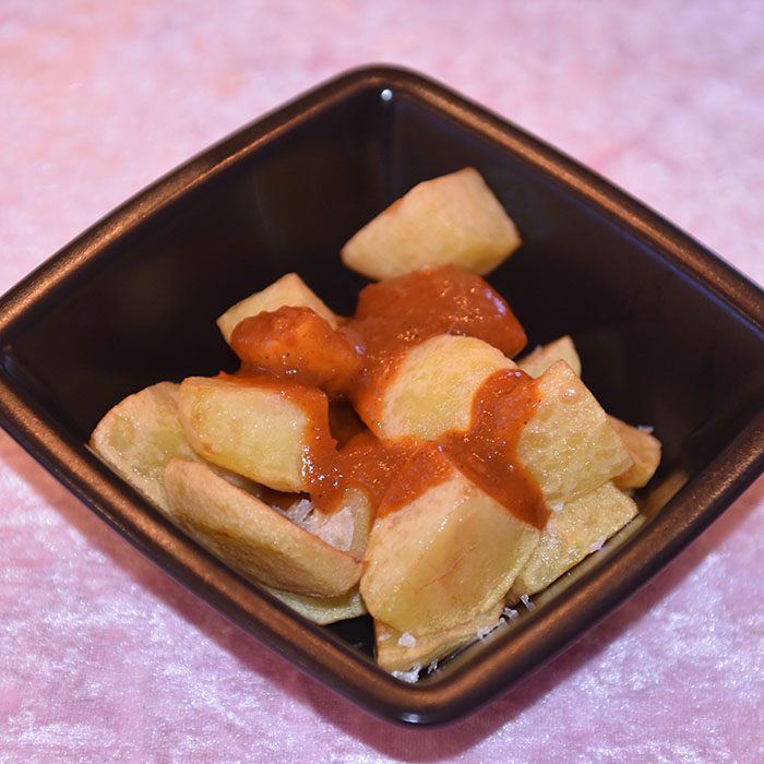 Patatas bravas Ingredienser: I kg Poteter Olje (oliven) Salt Salsa brava (Barva saus): 4 ss Olje (Oliven) 5 fedd Hvitløk 1 ss Hvetemel 1 ss Paprika 1 Paprika 2 ½ dl Kylling buljong 1 bx Tomater (hermetiske, hakkete) Salt https://heidisboble.no/ @heidisboble