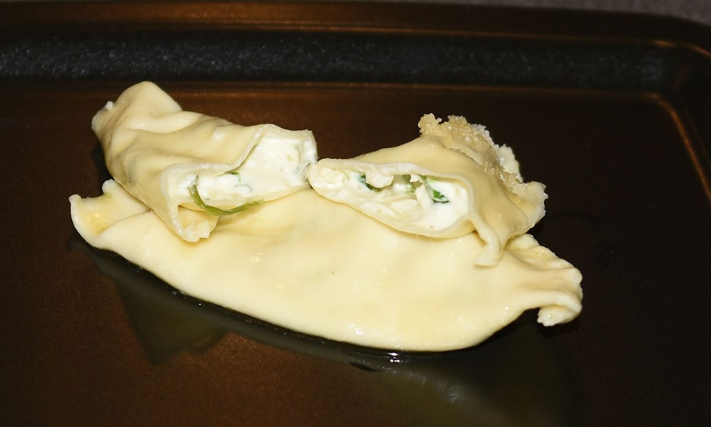 Grande Ravioli a spiga fylt med ost, løk og gressløk Ingredienser: 1 porsjon Pasta – for oppskrift – trykk HER Fyll 200 g Kremost 4-5 ss Kremfløte 2 Sjalottløk (finhakket) 1 fedd Hvitløk (finhakket) - valgfritt 1 bunt Gressløk (finhakket) ¼ ts Pepper (nykvernet) 1 Egg (sammenvispet) Saus: 100 g Smør (smeltet) 50 g Parmesan Pepper (nykvernet) https://heidisboble.no/ @heidisboble