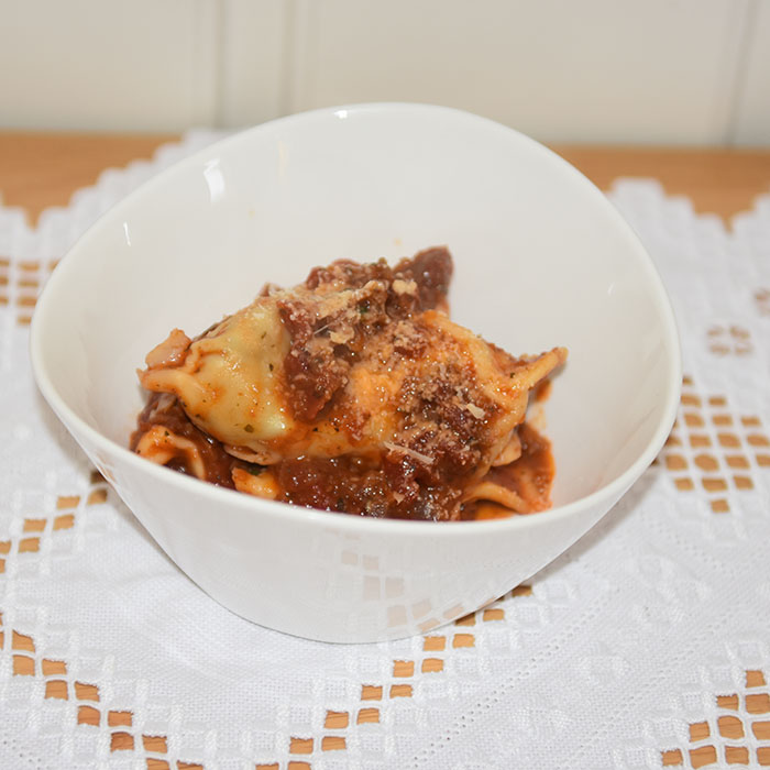 Grande Ravioli a spiga fylt med ost, løk og gressløk i tomatsaus Ingredienser: 1 porsjon Pasta – for oppskrift – trykk HER Fyll 200 g Kremost 4-5 ss Kremfløte 2 Sjalottløk (finhakket) 1 fedd Hvitløk (finhakket) - valgfritt 1 bunt Gressløk (finhakket) ¼ ts Pepper (nykvernet) 1 Egg (sammenvispet) Tomatsaus: 1 ss Olje 1 ss Smør ½ Løk (liten) 1 Gulrot (liten) 1 stilk Stangselleri 2 fedd Hvitløk ¼ Chili (rød, uten frø) 6 Tomat (flodde) eller 1 bx hermetiske 3 dl Grønsakskraft (buljong) ½ Paprika 1 ss Persille (hakket) 1 ts Paprikapulver ¼ ts Sukker Salt, pepper https://heidisboble.no/ @heidisboble