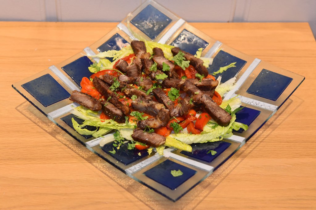 Stekt svinekjøtt på hjertesalat Ingredienser: 1 kg Svinenakke Salt, pepper 2 fedd Hvitløk (i skallet sitt) 1 glass Piquillos, (små spanke paprikaer) 1 Hjertesalat (finstrimlet) ½ Sitron (saft) Olivenolje https://heidisboble.no/ @heidisboble