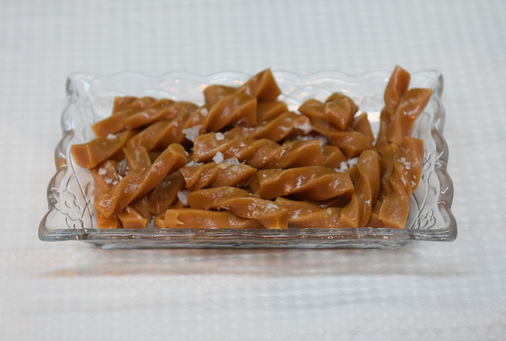 Salte karameller Ingredienser: 50 g Smør 3 dl Kremfløte 2 dl Strøsukker 1 dl Sirup (lys) 1 ss Vaniljesukker 1 knivsodd Salt Flaksalt https://heidisboble.no/ @heidisboble