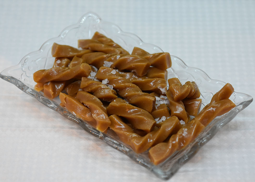 Salte karameller Ingredienser: 50 g Smør 3 dl Kremfløte 2 dl Strøsukker 1 dl Sirup (lys) 1 ss Vaniljesukker 1 knivsodd Salt Flaksalt https://heidisboble.no/ @heidisboble