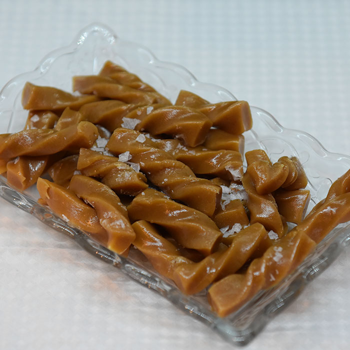 Salte karameller Ingredienser: 50 g Smør 3 dl Kremfløte 2 dl Strøsukker 1 dl Sirup (lys) 1 ss Vaniljesukker 1 knivsodd Salt Flaksalt https://heidisboble.no/ @heidisboble