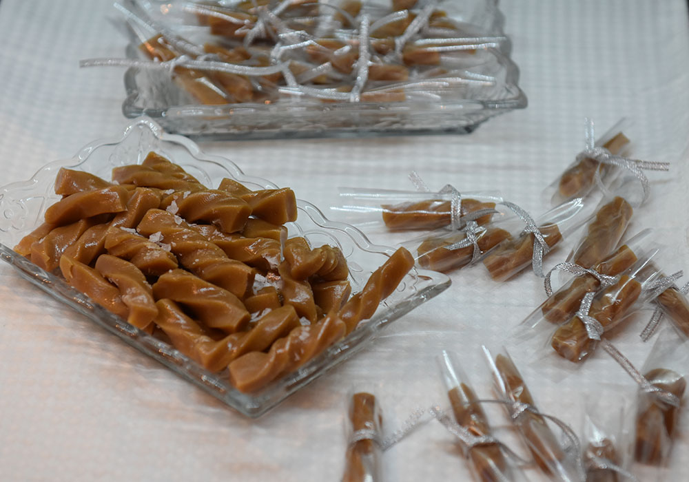 Salte karameller Ingredienser: 50 g Smør 3 dl Kremfløte 2 dl Strøsukker 1 dl Sirup (lys) 1 ss Vaniljesukker 1 knivsodd Salt Flaksalt https://heidisboble.no/ @heidisboble