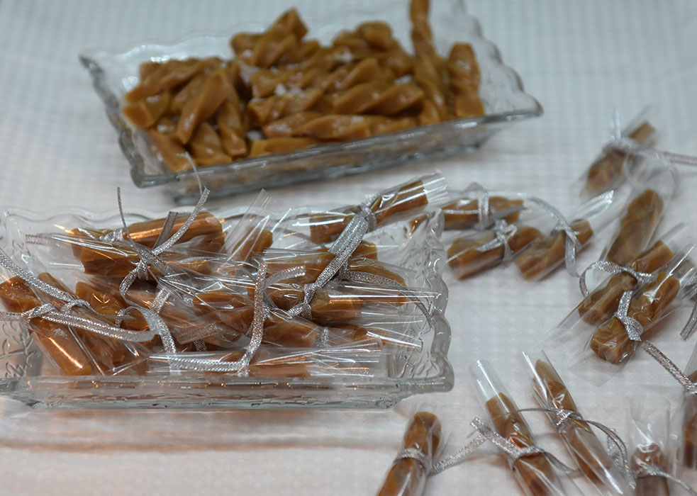 Salte karameller Ingredienser: 50 g Smør 3 dl Kremfløte 2 dl Strøsukker 1 dl Sirup (lys) 1 ss Vaniljesukker 1 knivsodd Salt Flaksalt https://heidisboble.no/ @heidisboble