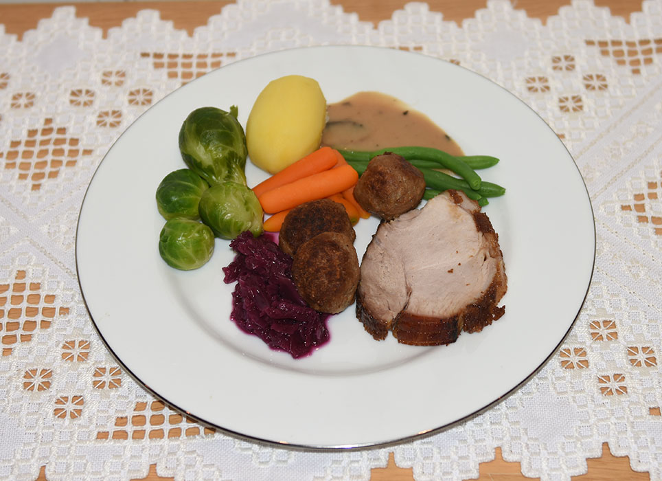 Skinke i Cola Ingredienser: 2 kg Skinke (lettrøkt) 1 Løk (Hakket) 2 l Coca-Cola Glasering: 10-12 Nellikspiker 1 ½ ss Mørk sirup 2 ts Sennepspulver 2 ss Sukker (lyst brunt) https://heidisboble.no/ @heidisboble