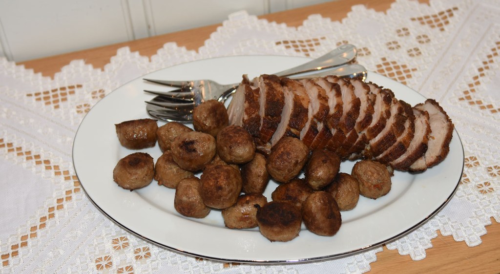 Skinke i Cola Ingredienser: 2 kg Skinke (lettrøkt) 1 Løk (Hakket) 2 l Coca-Cola Glasering: 10-12 Nellikspiker 1 ½ ss Mørk sirup 2 ts Sennepspulver 2 ss Sukker (lyst brunt) https://heidisboble.no/ @heidisboble