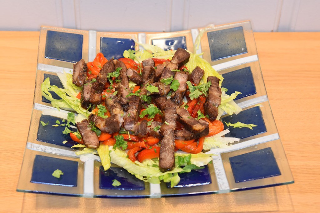 Stekt svinekjøtt på hjertesalat Ingredienser: 1 kg Svinenakke Salt, pepper 2 fedd Hvitløk (i skallet sitt) 1 glass Piquillos, (små spanke paprikaer) 1 Hjertesalat (finstrimlet) ½ Sitron (saft) Olivenolje https://heidisboble.no/ @heidisboble