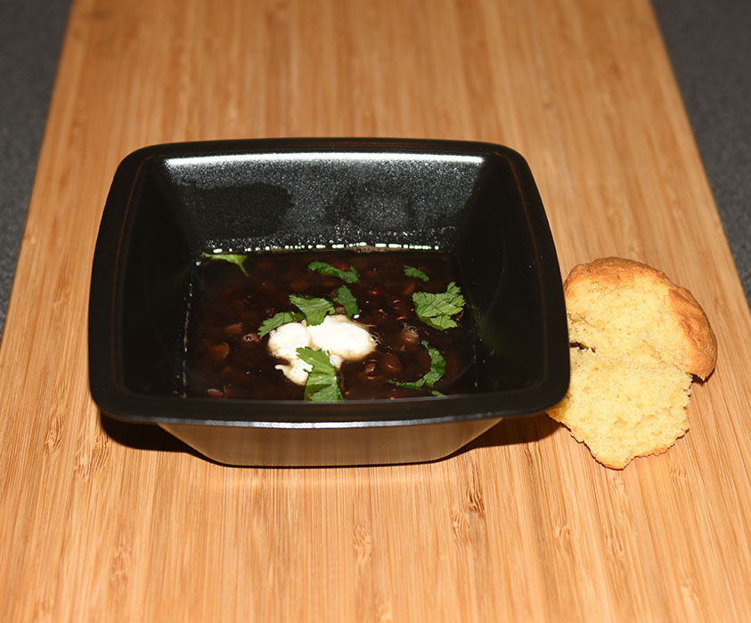 Bønnesuppe på skinke- og Colakraft Ingredienser: 500 g Svarte bønner Cola- og skinkekraft 1 Lime (saft) 3 ts Spisskummen (malt) 3 ts Koriander (malt) Topping: Rømme Koriander (frisk, Hakket) Limebåter https://heidisboble.no/ @heidisboble