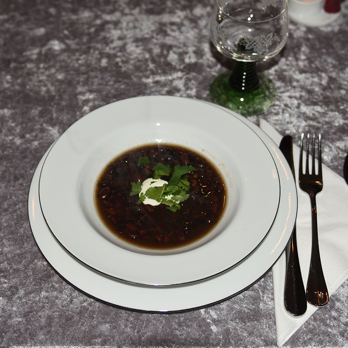 Bønnesuppe på skinke- og Colakraft Ingredienser: 500 g Svarte bønner Cola- og skinkekraft 1 Lime (saft) 3 ts Spisskummen (malt) 3 ts Koriander (malt) Topping: Rømme Koriander (frisk, Hakket) Limebåter https://heidisboble.no/ @heidisboble