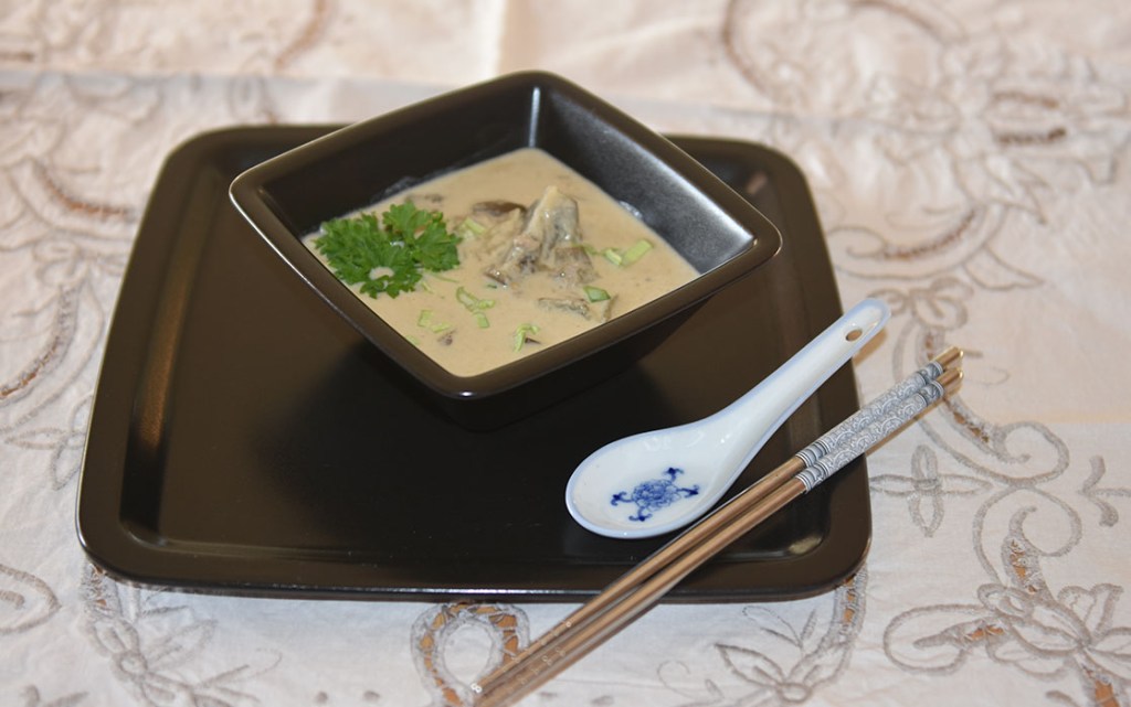 Thailandsk suppe med grønn karri og squash Ingredienser: 1 ss Olje 3 fedd Hvitløk (hakket) 1 Løk (hakket) 3 ss Grønn karri pasta (green curry paste) 1 ss Ingefær (raspet) 1 bx Kokosmelk 3 ½ dl Buljong (grønnsak) 1 Squash/ Mini-auberginer 2 ss Limesaft (presset) Vårløk (Hakket) Salt, pepper https://heidisboble.no/ @heidisboble