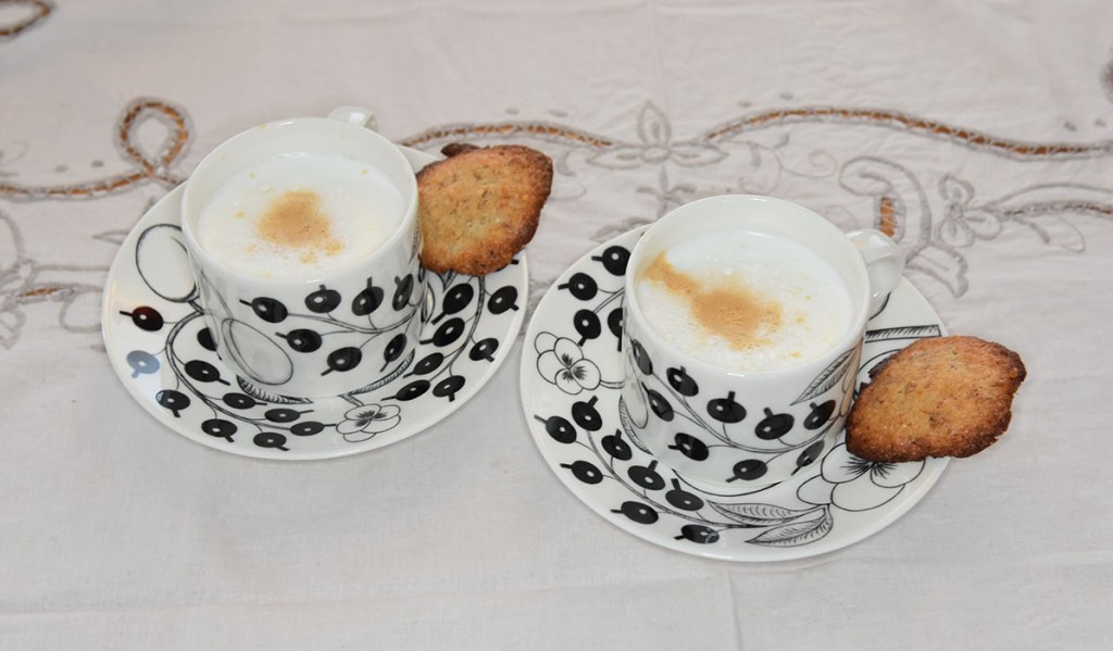 Mandelkjeks - Galletas de almendras Ingredienser: 75 g Smør (romtemperert) 75 g Sukker 60 g Hvetemel 10 g Mandler (malte) 40 g Finhakket 1 klype Salt (valgfritt) ½ Sitron (skall, fin raspet) 2 Eggehviter https://heidisboble.no/ @heidisboble