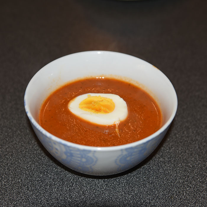 Tomatsuppe med masse av smak Ingredienser: 2 ss Smør 1 ss Olje (oliven) 1 Løk (hakket) 2 Gulerøtter (hakket) 1 stilk Stangselleri 2 fedd Hvitløk 2 ss Soltørkete tomater (i olje) ½ - 1 ts Kajennepepper 2 ts Paprikapulver 1 bx Tomater (hermetiske) 1 Paprika (rød, finhakket) ca 5 dl Vann 2 Buljongterninger (grønnsak) ½ - 1 ss Sukker 1 ss Persille (hakket) https://heidisboble.no/ @heidisboble