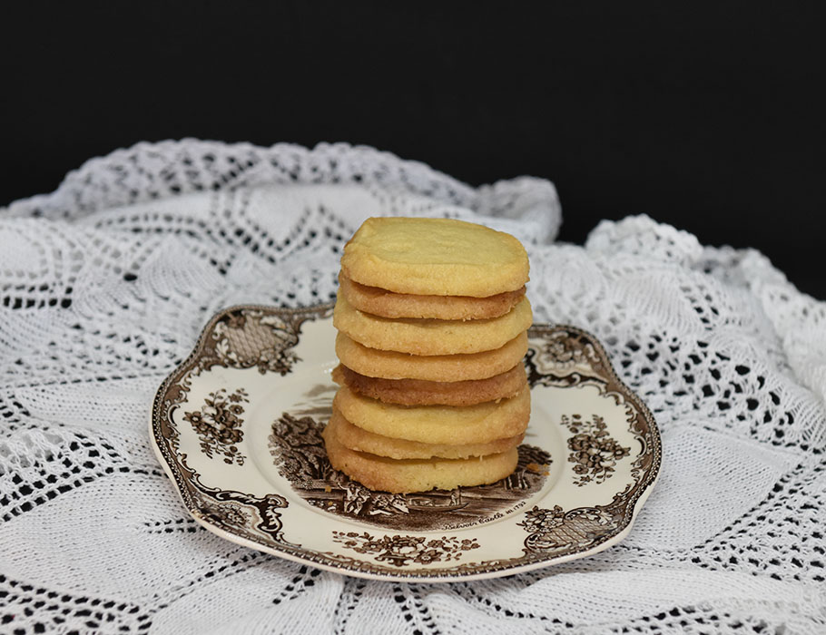 Vaniljekjeks Ingredienser 4 ½ dl Hvetemel 1 dl Sukker 2 ts Vaniljesukker 200 g Margarin (kalde biter) https://heidisboble.no/ @heidisboble