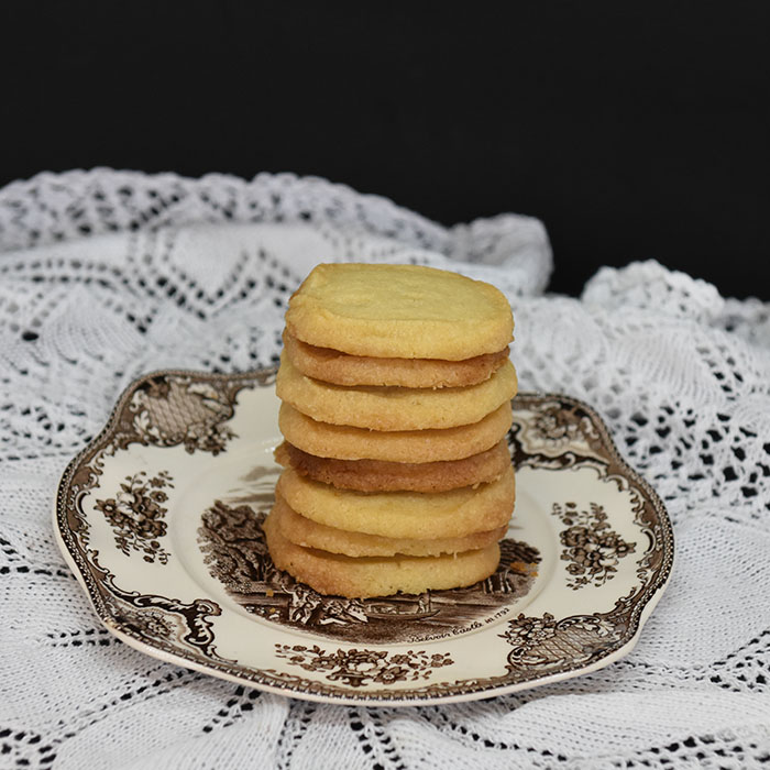 Vaniljekjeks Ingredienser 4 ½ dl Hvetemel 1 dl Sukker 2 ts Vaniljesukker 200 g Margarin (kalde biter) https://heidisboble.no/ @heidisboble