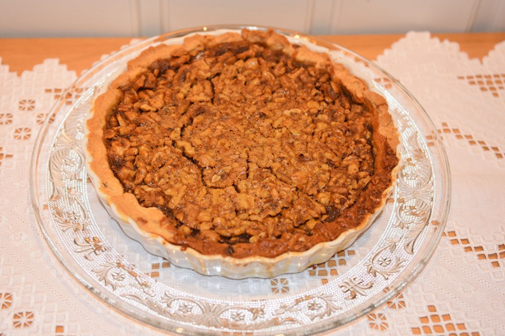 Vetles Åpne Valnøttspai Ingredienser: Paibunn: 125 g Margarin 50 g Melis 1 Egg 250 g Mel 3 ss Vann Paifyll: 3 Egg 1 ½ dl Sukker 1 dl Sirup (mørk) 1 krm Salt 1 ss Vaniljesukker 50 g Margarin (smeltet) 1 ts Kanel 5 cl Whisky (Bourbon-whiskey) 3 dl Pekannøtter (grovhakkede) https://heidisboble.no/ @heidisboble