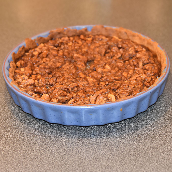 Vetles Åpne Valnøttspai Ingredienser: Paibunn: 125 g Margarin 50 g Melis 1 Egg 250 g Mel 3 ss Vann Paifyll: 3 Egg 1 ½ dl Sukker 1 dl Sirup (mørk) 1 krm Salt 1 ss Vaniljesukker 50 g Margarin (smeltet) 1 ts Kanel 5 cl Whisky (Bourbon-whiskey) 3 dl Pekannøtter (grovhakkede) https://heidisboble.no/ @heidisboble