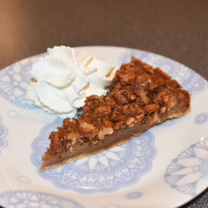 Vetles Åpne Valnøttspai Ingredienser: Paibunn: 125 g Margarin 50 g Melis 1 Egg 250 g Mel 3 ss Vann Paifyll: 3 Egg 1 ½ dl Sukker 1 dl Sirup (mørk) 1 krm Salt 1 ss Vaniljesukker 50 g Margarin (smeltet) 1 ts Kanel 5 cl Whisky (Bourbon-whiskey) 3 dl Pekannøtter (grovhakkede) https://heidisboble.no/ @heidisboble