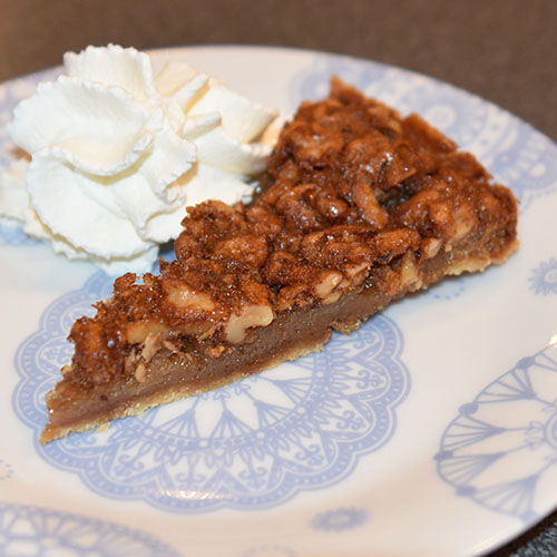 Vetles Åpne Valnøttspai Ingredienser: Paibunn: 125 g Margarin 50 g Melis 1 Egg 250 g Mel 3 ss Vann Paifyll: 3 Egg 1 ½ dl Sukker 1 dl Sirup (mørk) 1 krm Salt 1 ss Vaniljesukker 50 g Margarin (smeltet) 1 ts Kanel 5 cl Whisky (Bourbon-whiskey) 3 dl Pekannøtter (grovhakkede) https://heidisboble.no/ @heidisboble