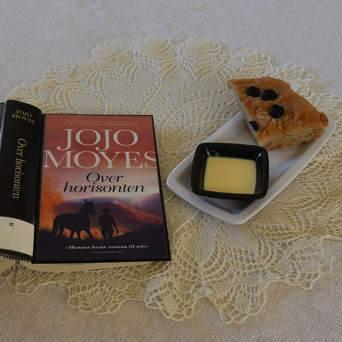 Moyes, Jojo (2019) «Over horisonten», Bastion OG Focacica Ingredienser 10 dl Hvetemel 1 pk Tørrgjær 5 dl Vann (fingervarmt) ½ ts Salt 1 ts Sukker 2 ss Olivenolje Flaksalt, oliven, olivenolje https://heidisboble.no/ @heidisboble