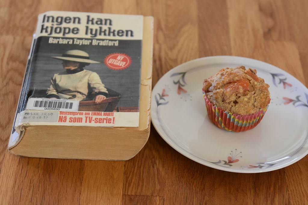 Bradford, Barbara Taylor (1986) «Ingen kan kjøpe lykken», Bladkompaniet OG Grove muffins med tomat, rødløk, ost (og skinke) Ingredienser: 1 dl Hvetemel 2 dl Sammalt hvete (grov) 1 dl Havregryn (lettkokte) 1 ts Salt 2 ts Bakepulver 1 ½ dl Melk ½ dl Rømme 1 Egg 1 Rødløk (Hakket) 2 Tomater (i terninger) 75 g Ost (revet) 50 g Skinke (i biter) https://heidisboble.no/ @heidisboble