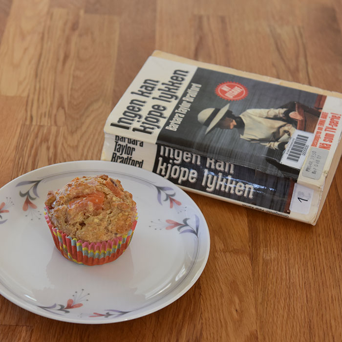 Bradford, Barbara Taylor (1986) «Ingen kan kjøpe lykken», Bladkompaniet OG Grove muffins med tomat, rødløk, ost (og skinke) Ingredienser: 1 dl Hvetemel 2 dl Sammalt hvete (grov) 1 dl Havregryn (lettkokte) 1 ts Salt 2 ts Bakepulver 1 ½ dl Melk ½ dl Rømme 1 Egg 1 Rødløk (Hakket) 2 Tomater (i terninger) 75 g Ost (revet) 50 g Skinke (i biter) https://heidisboble.no/ @heidisboble
