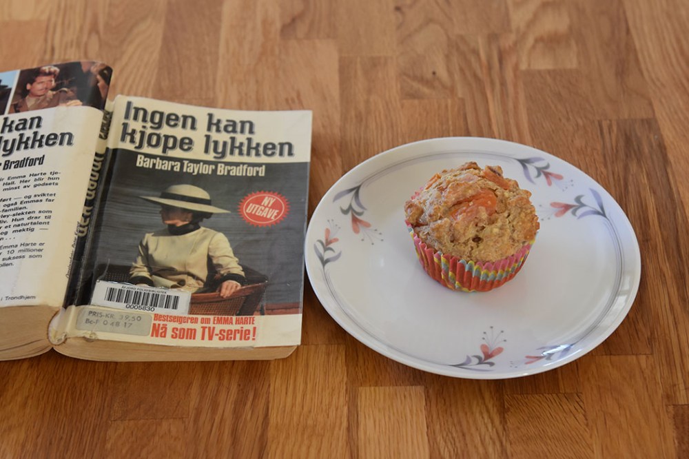 Bradford, Barbara Taylor (1986) «Ingen kan kjøpe lykken», Bladkompaniet OG Grove muffins med tomat, rødløk, ost (og skinke) Ingredienser: 1 dl Hvetemel 2 dl Sammalt hvete (grov) 1 dl Havregryn (lettkokte) 1 ts Salt 2 ts Bakepulver 1 ½ dl Melk ½ dl Rømme 1 Egg 1 Rødløk (Hakket) 2 Tomater (i terninger) 75 g Ost (revet) 50 g Skinke (i biter) https://heidisboble.no/ @heidisboble