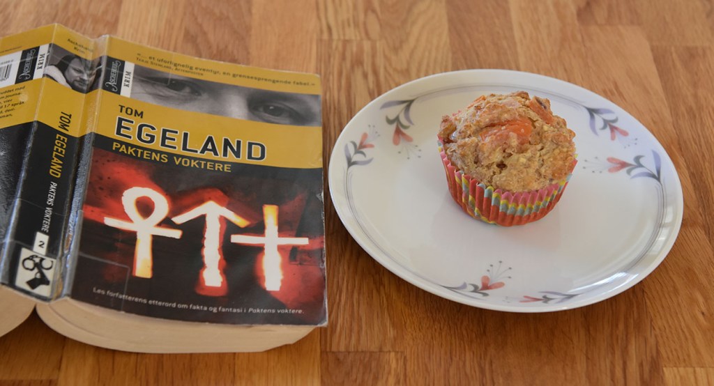 Egeland, Tom (2007) «Paktens voktere», Aschehoug & co OG Grove muffins med tomat, rødløk, ost (og skinke) Ingredienser: 1 dl Hvetemel 2 dl Sammalt hvete (grov) 1 dl Havregryn (lettkokte) 1 ts Salt 2 ts Bakepulver 1 ½ dl Melk ½ dl Rømme 1 Egg 1 Rødløk (Hakket) 2 Tomater (i terninger) 75 g Ost (revet) 50 g Skinke (i biter) https://heidisboble.no/ @heidisboble