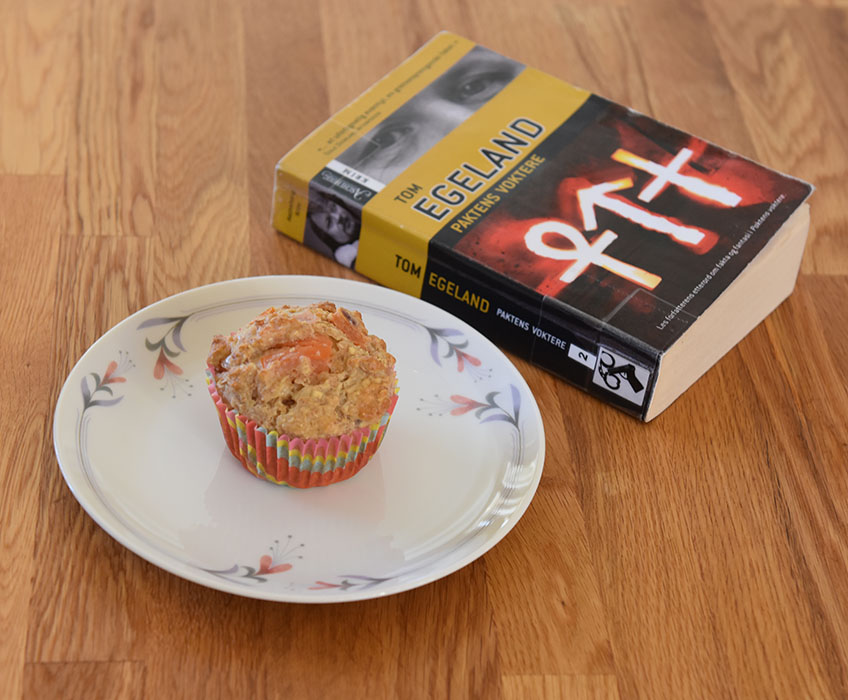 Egeland, Tom (2007) «Paktens voktere», Aschehoug & co OG Grove muffins med tomat, rødløk, ost (og skinke) Ingredienser: 1 dl Hvetemel 2 dl Sammalt hvete (grov) 1 dl Havregryn (lettkokte) 1 ts Salt 2 ts Bakepulver 1 ½ dl Melk ½ dl Rømme 1 Egg 1 Rødløk (Hakket) 2 Tomater (i terninger) 75 g Ost (revet) 50 g Skinke (i biter) https://heidisboble.no/ @heidisboble