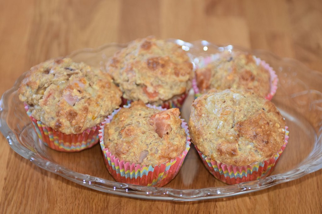 Grove muffins med tomat, rødløk, ost (og skinke) Ingredienser: 1 dl Hvetemel 2 dl Sammalt hvete (grov) 1 dl Havregryn (lettkokte) 1 ts Salt 2 ts Bakepulver 1 ½ dl Melk ½ dl Rømme 1 Egg 1 Rødløk (Hakket) 2 Tomater (i terninger) 75 g Ost (revet) 50 g Skinke (i biter) https://heidisboble.no/ @heidisboble