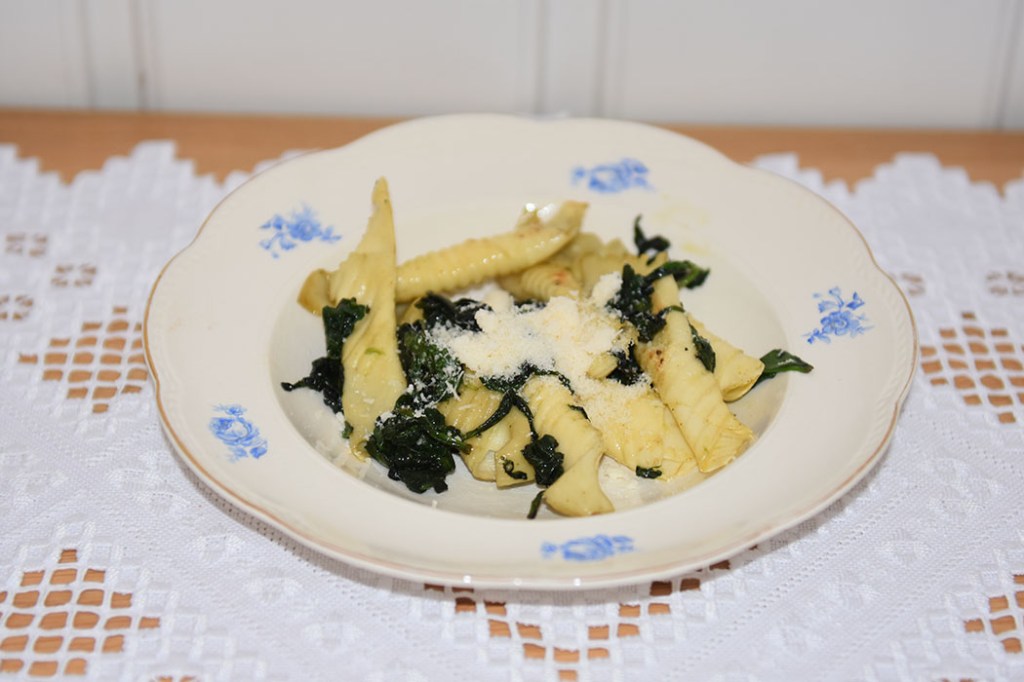 Garganelli med smør Ingredienser 500 g mel 5 egg olje spinat salt pepper muskatt Pinjenøtter (valgfritt) parmesan (valgfritt) https://heidisboble.no/ @heidisboble