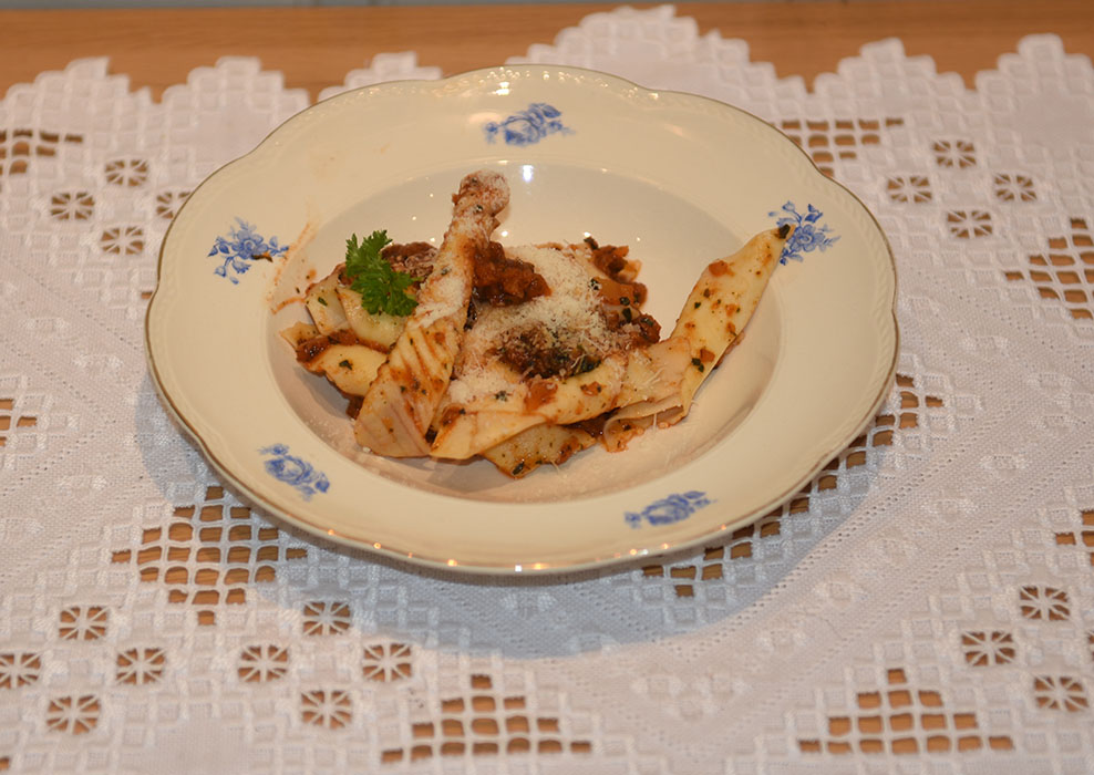 Garganelli med tomatsaus Ingredienser 500 g mel 5 egg Tomatsaus: 1 ss Olje 1 ss Smør ½ Løk (liten) 1 Gulrot (liten) 1 stilk Stangselleri 2 fedd Hvitløk ¼ Chili (rød, uten frø) 6 Tomat (flodde) eller 1 bx hermetiske 3 dl Grønsakskraft (buljong) ½ Paprika 1 ss Persille (hakket) 1 ts Paprikapulver ¼ ts Sukker Salt, pepper parmesan og basilikum (valgfritt) https://heidisboble.no/ @heidisboble