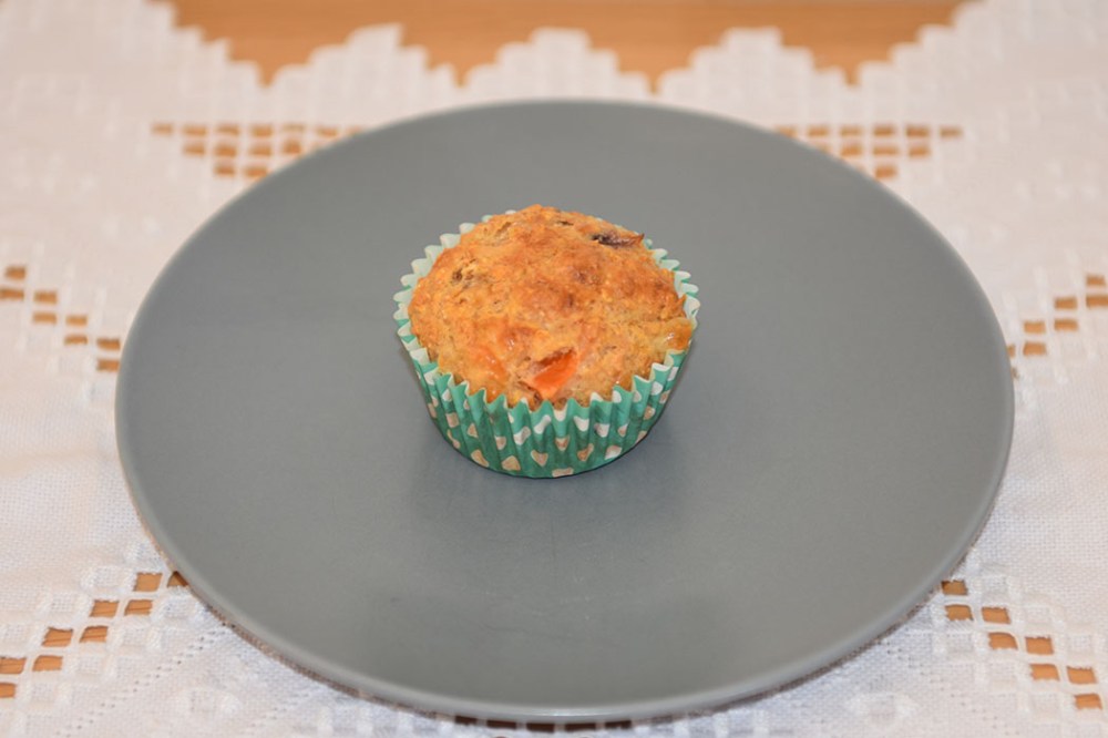 Grove muffins med tomat, rødløk og ost Ingredienser: 1 dl Hvetemel 2 dl Sammalt hvete (grov) 1 dl Havregryn (lettkokte) 1 ts Salt 2 ts Bakepulver 1 ½ dl Melk ½ dl Rømme 1 Egg 1 Rødløk (Hakket) 2 Tomater (i terninger) 75 g Ost (revet) https://heidisboble.no/ @heidisboble