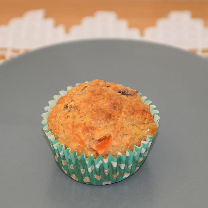 Grove muffins med tomat, rødløk og ost Ingredienser: 1 dl Hvetemel 2 dl Sammalt hvete (grov) 1 dl Havregryn (lettkokte) 1 ts Salt 2 ts Bakepulver 1 ½ dl Melk ½ dl Rømme 1 Egg 1 Rødløk (Hakket) 2 Tomater (i terninger) 75 g Ost (revet) https://heidisboble.no/ @heidisboble